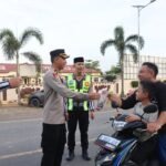 Dalam Bulan Suci Ramadhan Jajaran Polres Mesuji Bagi Takjil Ke Masyarakat Yang Melintas Berkendaraan
