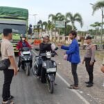Bulan Suci Ramadhan Jajaran Polres Mesuji Menggelar Kegiatan Berbagi Takjil Ke masarakat Yang Melintas Dijalan.