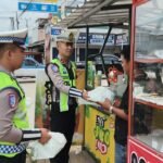 Sat Lantas Polres Mesuji Gelar Tasi Berkah, Bagikan Puluhan Nasi Kotak Untuk Masyarakat