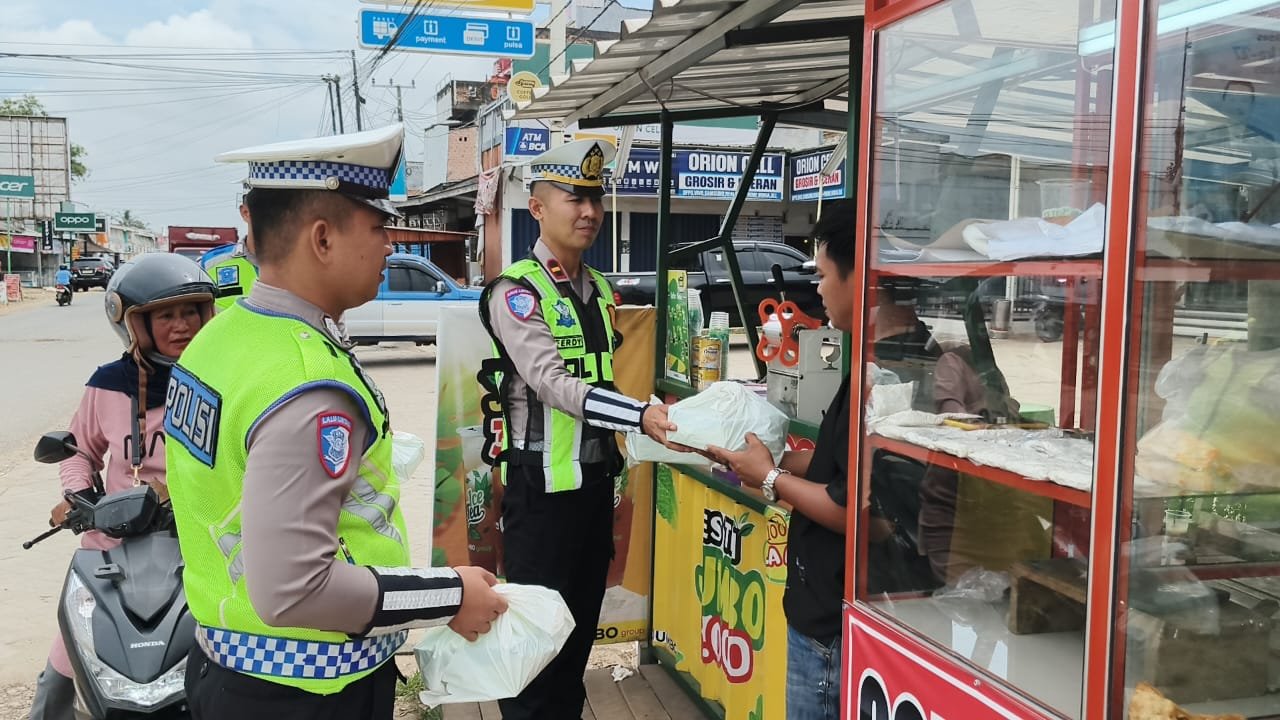 Sat Lantas Polres Mesuji Gelar Tasi Berkah, Bagikan Puluhan Nasi Kotak Untuk Masyarakat