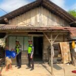 Sat Lantas Polres Mesuji Memberi Bantuan Ke Warga Yang Kurang Mampu