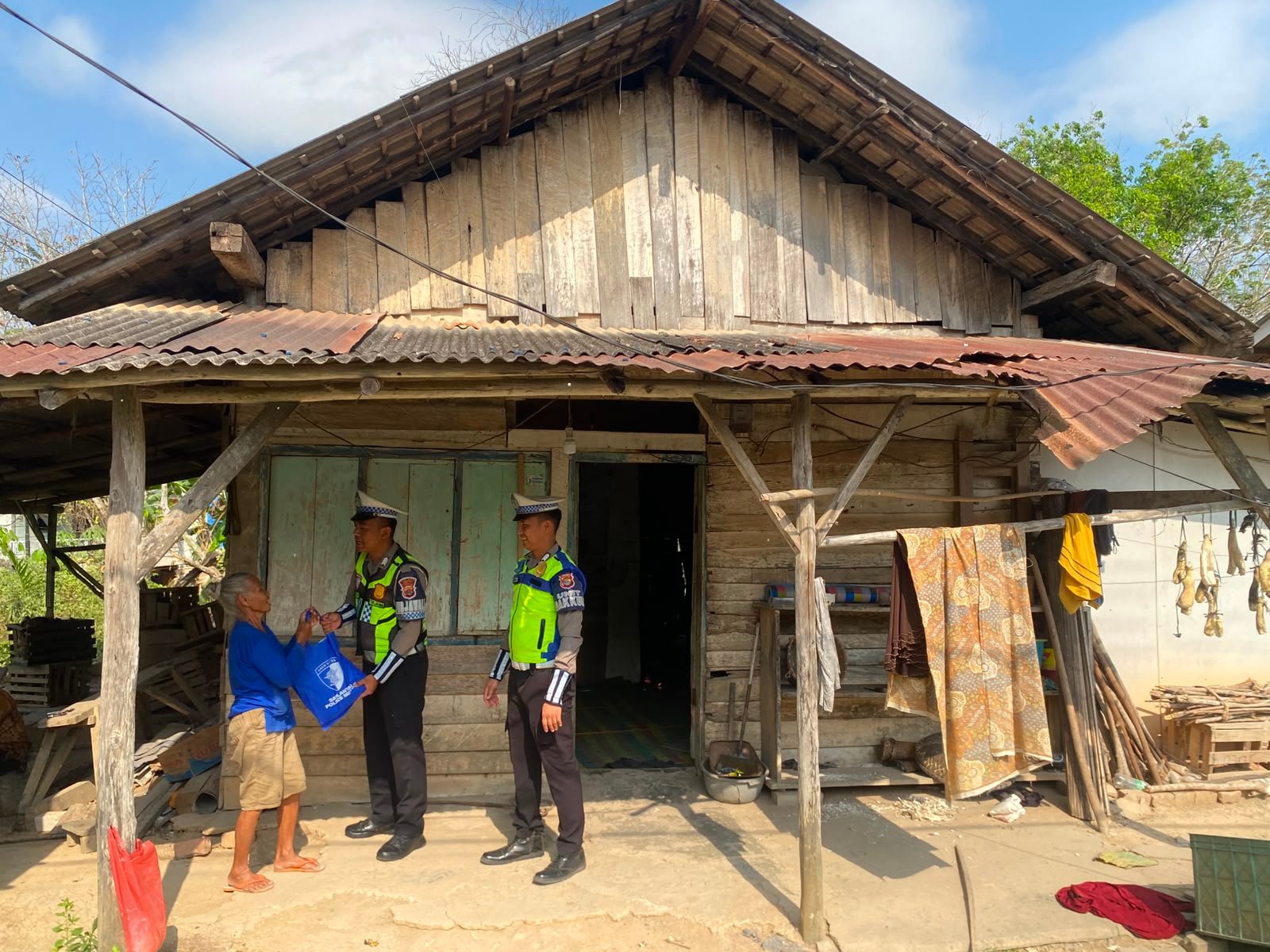 Sat Lantas Polres Mesuji Memberi Bantuan Ke Warga Yang Kurang Mampu