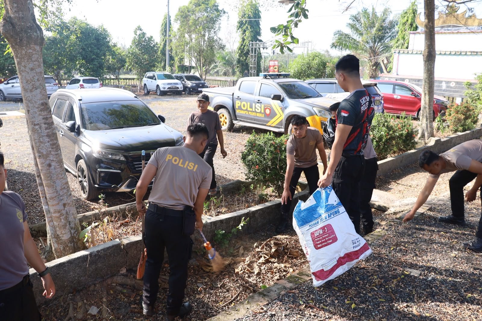 Wujudkan Lingkungan Bersih dan Asri, Jajaran Polres Mesuji & Polsek Jajaran Laksanakan Gerakan Indonesia Asri